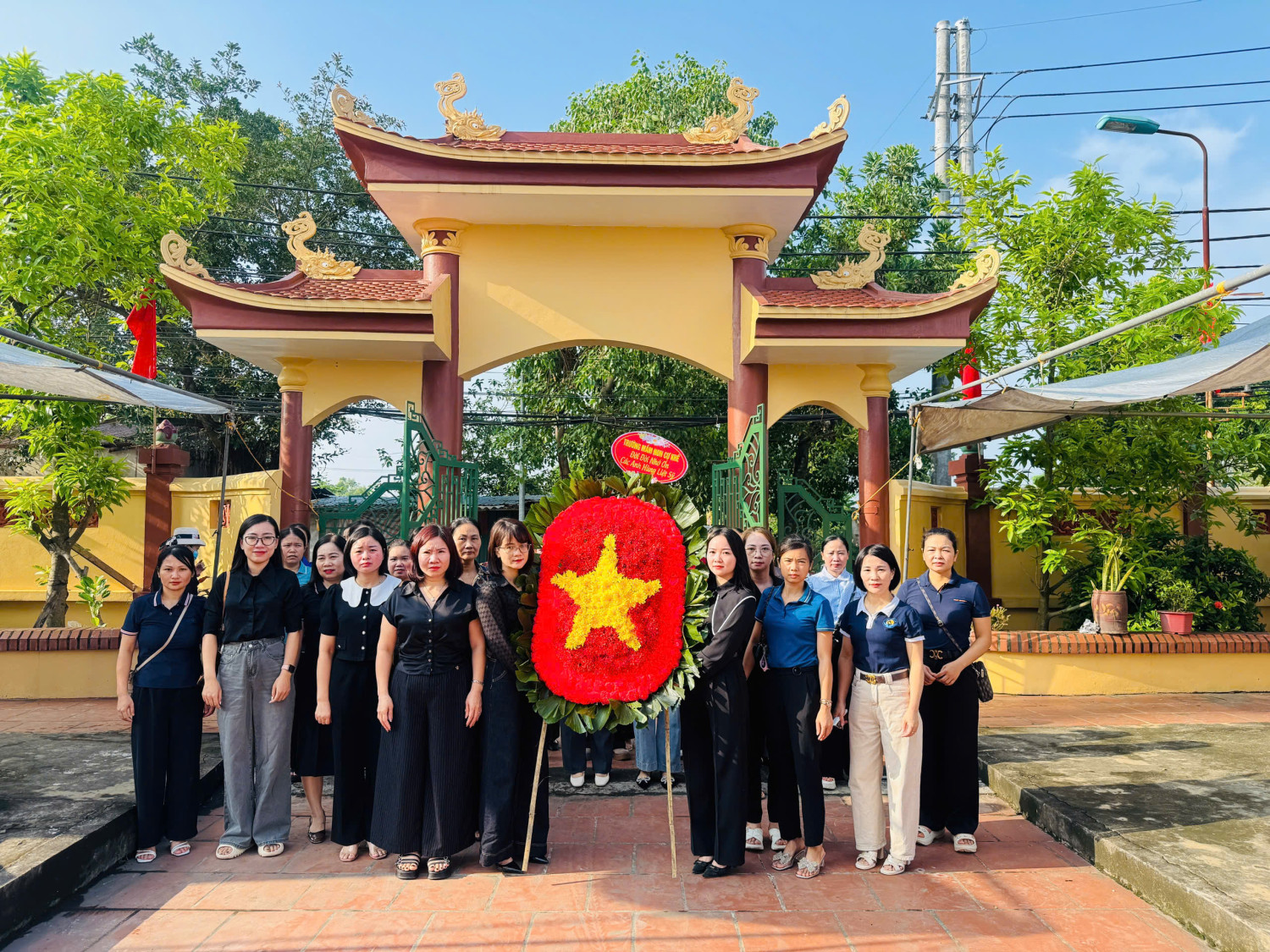 Trường Mầm non Cự Khê thắp ngọn lửa tri ân và lòng thành kính tại nghĩa trang liệt sỹ xã Bình Minh