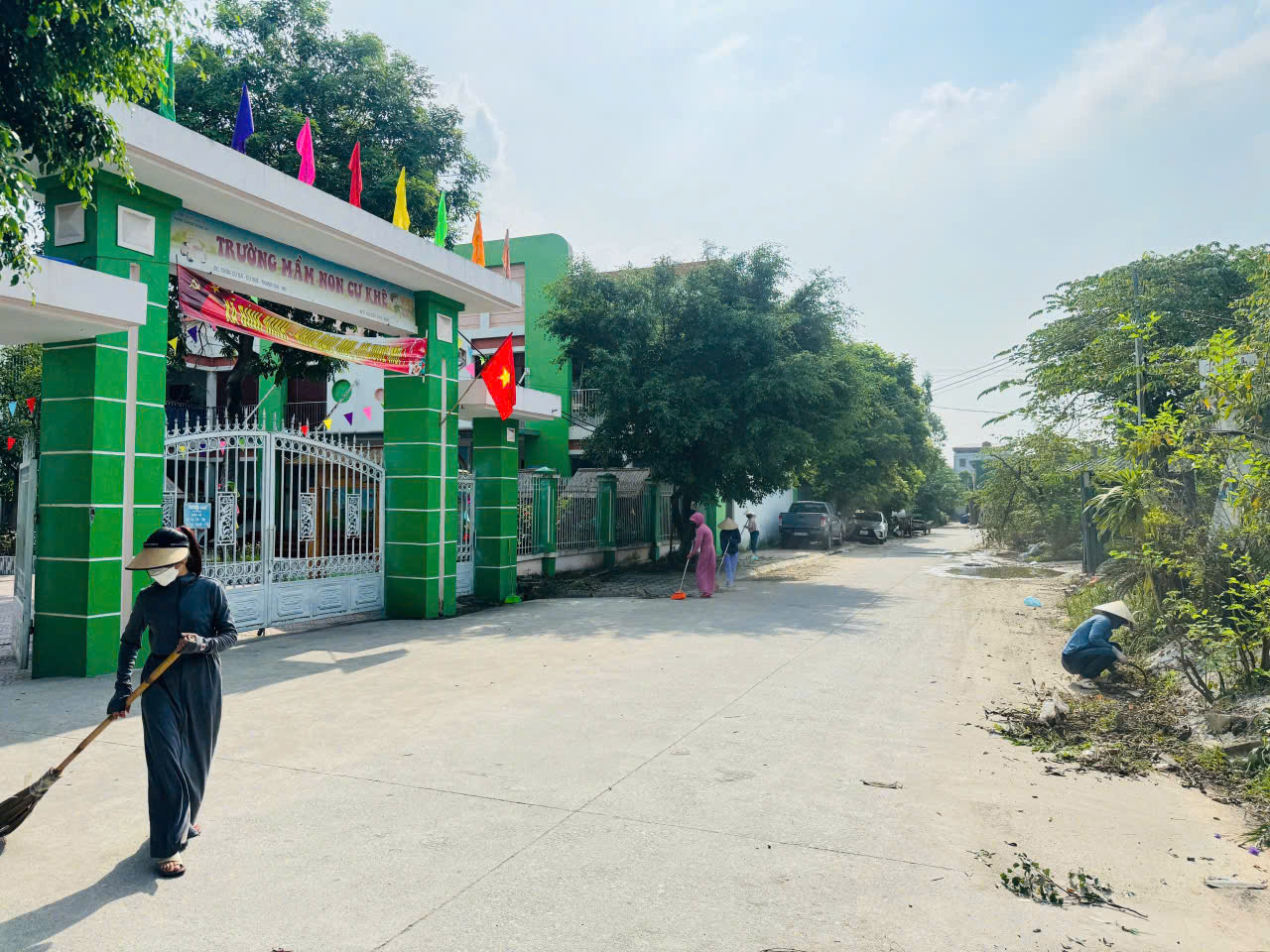 Trường mầm non Cự Khê tổ chức hoạt động lao động tổng vệ sinh lớp học và khu vực ngoài trường học